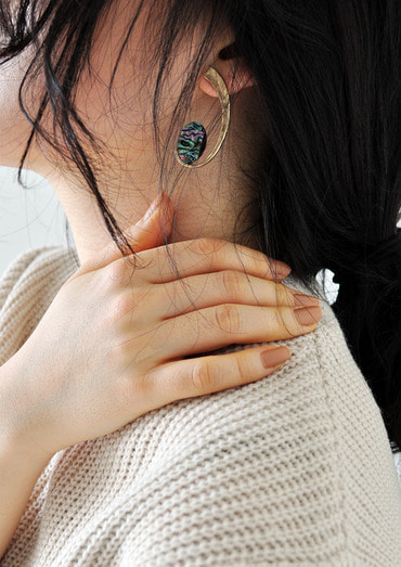 comma gemstone earring